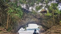 Karang yang berlubang di tengah inilah yang membuat pantai ini dinamakan Pantai Karang Bolong.