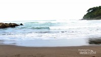 Pasir pantai lembut dan air laut yang jernih