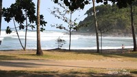 Pemandangan dari warung di pinggir pantai ketika awal masuk