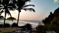 Suasana pantai di pagi hari