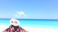 Di pantai ini juga terdapat banyak spot foto yang cantik.