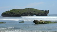 Tebing di laut Pantai Krakal (Kemalkei/dTraveler)