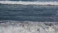 Ombak pantai Kuta yang susul menyusul berirama