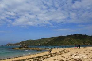 Pantai Kuta Lombok yang Pasirnya Seperti Merica