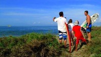 Turis memandang pantai dari atas ketinggian (dok. Yudi/dtraveler)