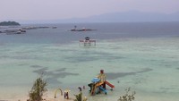 Airnya yang jernih dengan fasilitas yang ada di pantai membuat pantai ini menarik untuk dikunjungi.
