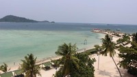Pemandangan pantai dari atas bukit.