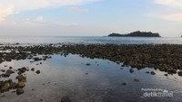 Selain pasir, pantai ini juga terdapat hamparan bebatuan.bisa bikin rock balancing nih