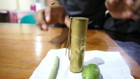 Menikmati malam bersama penduduk asli Soe. Sirih, pinang dan kapur makanan adat Timor. Sambil bercengkrama bertukar cerita tentang hal-hal baru. Kira-kira apa saya bisa makan ini?