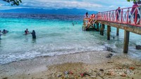 Bersama keluarga, teman atau seorang diri pun tetap menyenangkan bersantai di pantai Liang melakukan berbagai aktivitas, melepas penat dari rutinitas. (Foto koleksi pribadi)