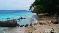 Laut biru yang jernih serta pasir yang lembut membuat pantai Liang tersohor dengan kecantikannya.(Foto koleksi pribadi)