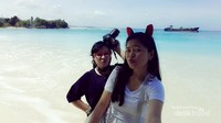 Sejauh mata memandang,hanya ada kami di pantai itu