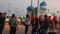 Pengunjung wisata modern pantai Losari