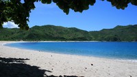 Pantai Mawun menjadi salah satu keindahan pantai di Pulau Lombok (Sumber: wikitravel.org)