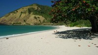 Lihatlah suasana tenang dan damai di sepanjai Pantai Mawun (Sumber: memobee.com)