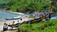 Perahu-perahu nelayan Pantai Menganti