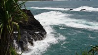 Ombak yang beradu dengan karang di Pantai Menganti