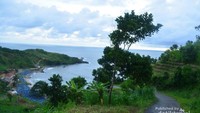 Jalanan sempit menuju Pantai Menganti