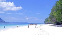 Hamparan pasir putih yang lembut dan indah