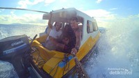 Speedboat menerjang ombak yang lumayan besar