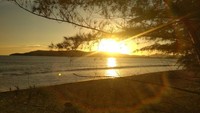 Sunset yang ditunggu-tunggu di pantai ini.