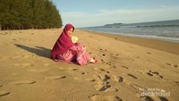 Ajak saja keluarga ke pantai ini saat pagi untuk menikmati suasana yang sejuk dan mentari nan hangat.