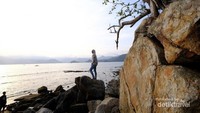 Sungguh nyaman menikmati matahari terbit atau senja di pantai seindah ini