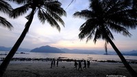 Sangat menyenangkan menghabiskan waktu di pantai secantik ini