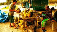 Pak Yasir dan putranya. Penjual kelapa.