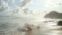 Deburan ombak Pantai Nampu