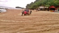 Mobil jeep yang sedang didorong oleh pengendara lain