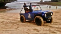Pengendara sedang mengendarai jeep bersama anaknya