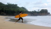 Bersiap menjajal ombak pantai ngantep