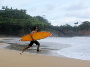 Pantai Ngantep, Surga Selancar di Selatan Malang