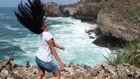 Berpose edan di Pantai Ngedan