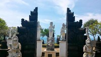 Pura ini kabarnya dibangun atas swadaya para seniman Yogya