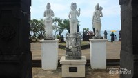 Deretan patung yang menghiasi Pantai Ngobaran