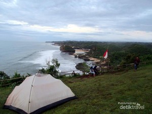 Pantai Ngrumput di Gunungkidul, Tempat Kemping Paling Asyik