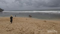 Sampai di Pantai Ngrumput, masih sepi, serasa pantai milik sendiri