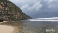 Pantai Ngrumput berpasir putih, dan berombak tenang. Sangat cocok untuk main basah-basahan.