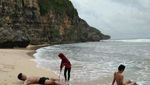Pantai Ngrumput, Serasa Liburan di Pantai Pribadi
