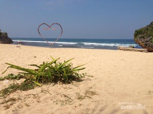 Pantai Ngrumput yang Tersembunyi di Gunungkidul