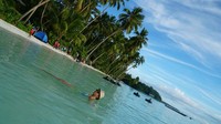 Berenang adalah pilihan sempurna menikmati pantai ngurbloat