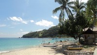 Beberapa kapal nelayan lokal bersandar di pantai ini.