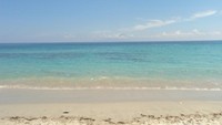 Air laut di Pantai Nipah, jernih!