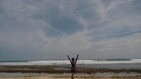 Berpose di pantai