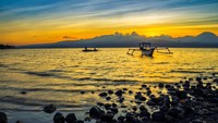 Sunset cantik berlatar kapal nelayan di Oi Sai