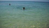 Berenang di Pantai Padang-padang