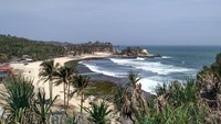 Keindahan pantai Klayar dari ketinggian.