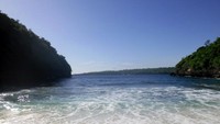 Suasana Ombak di Pantai Pandan